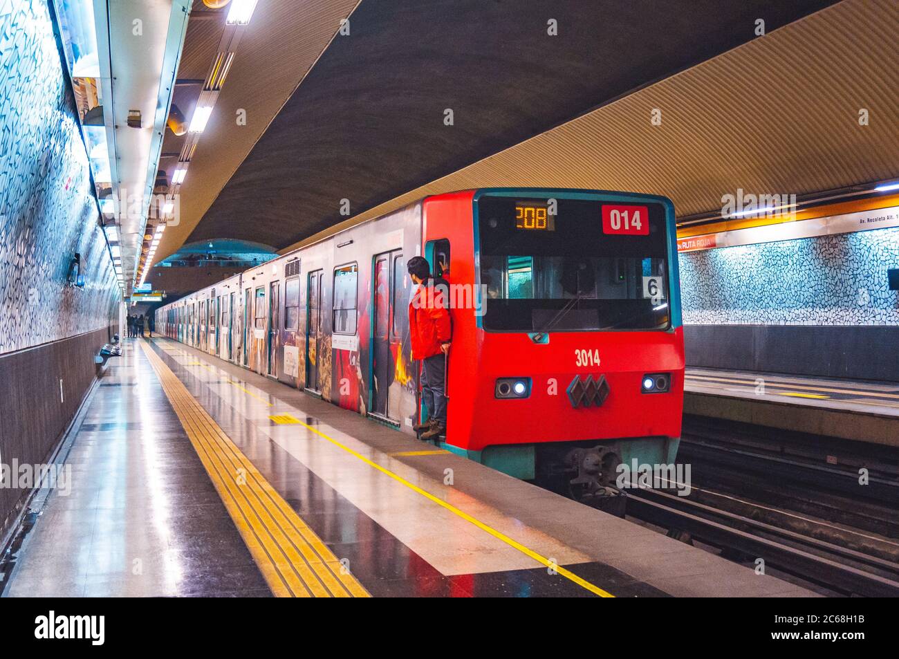 Santiago, Cile - Luglio 2015: Un treno Metro de Santiago alla linea 2 Foto Stock