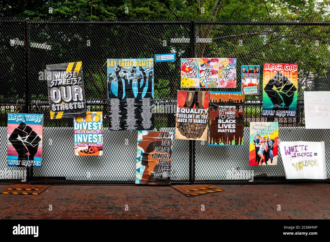 Arte di protesta al Black Lives Matter Plaza sulla recinzione e barricate intorno a Lafayette Square e alla Casa Bianca, Washington, DC, Stati Uniti Foto Stock