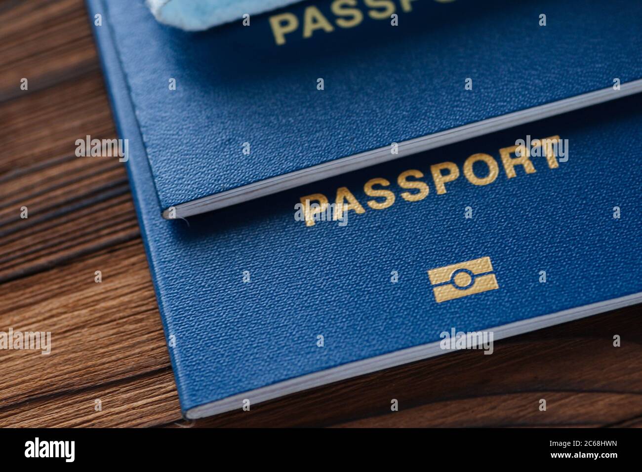 Focolaio della malattia di coronavirus. Viaggiare in un periodo epidemico. Controllo di frontiera e quarantena dei turisti infetti. Foto Stock