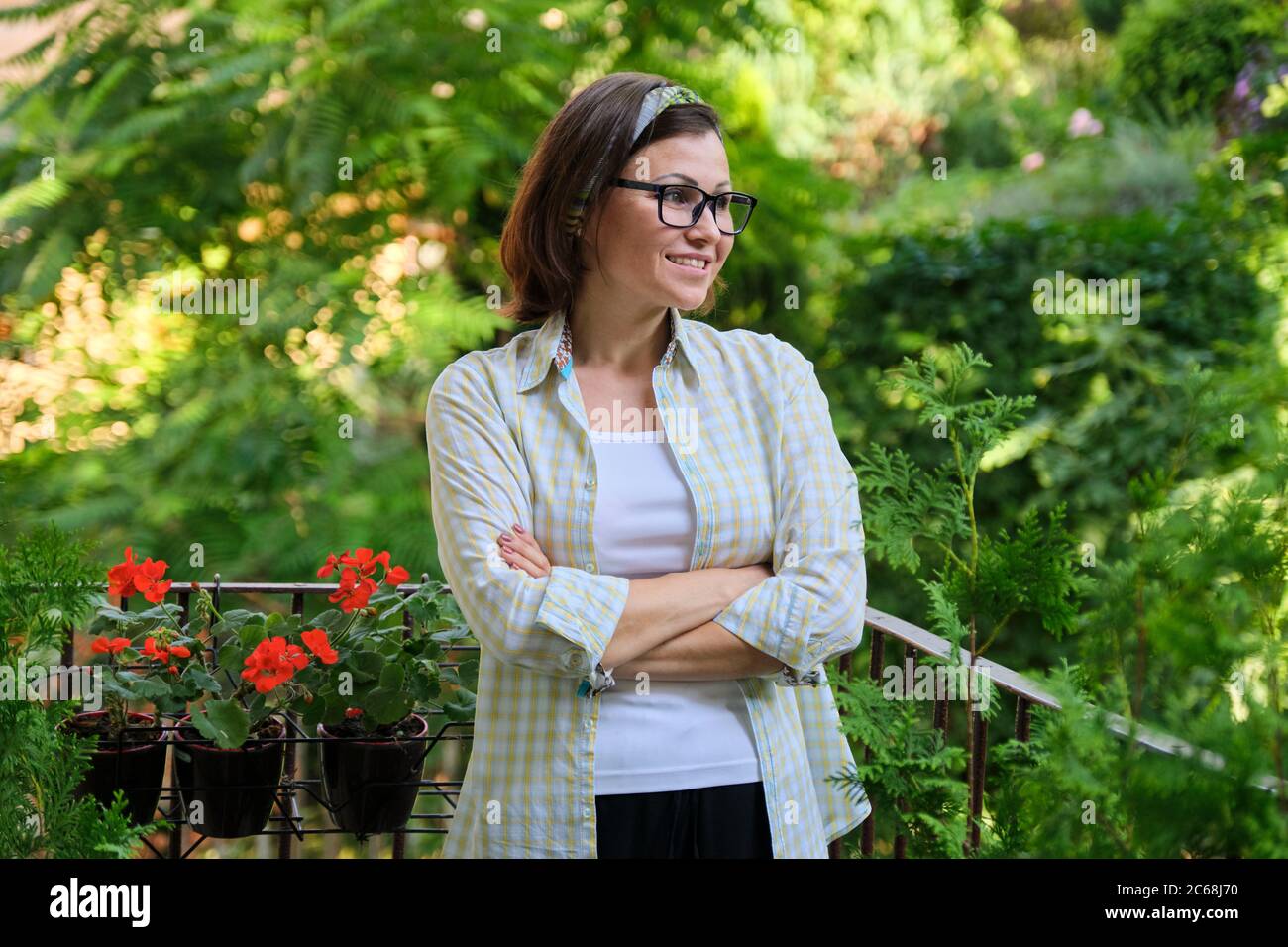Ritratto di felice donna di mezza età, sicura donna sorridente con braccia ripiegate Foto Stock