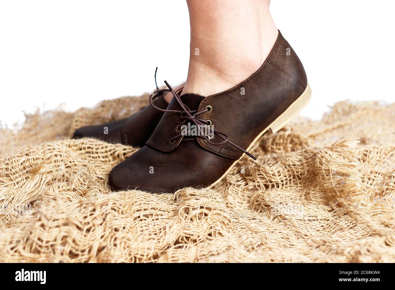 Scarpe vintage da donna in pelle marrone da primo piano isolato Foto stock  - Alamy