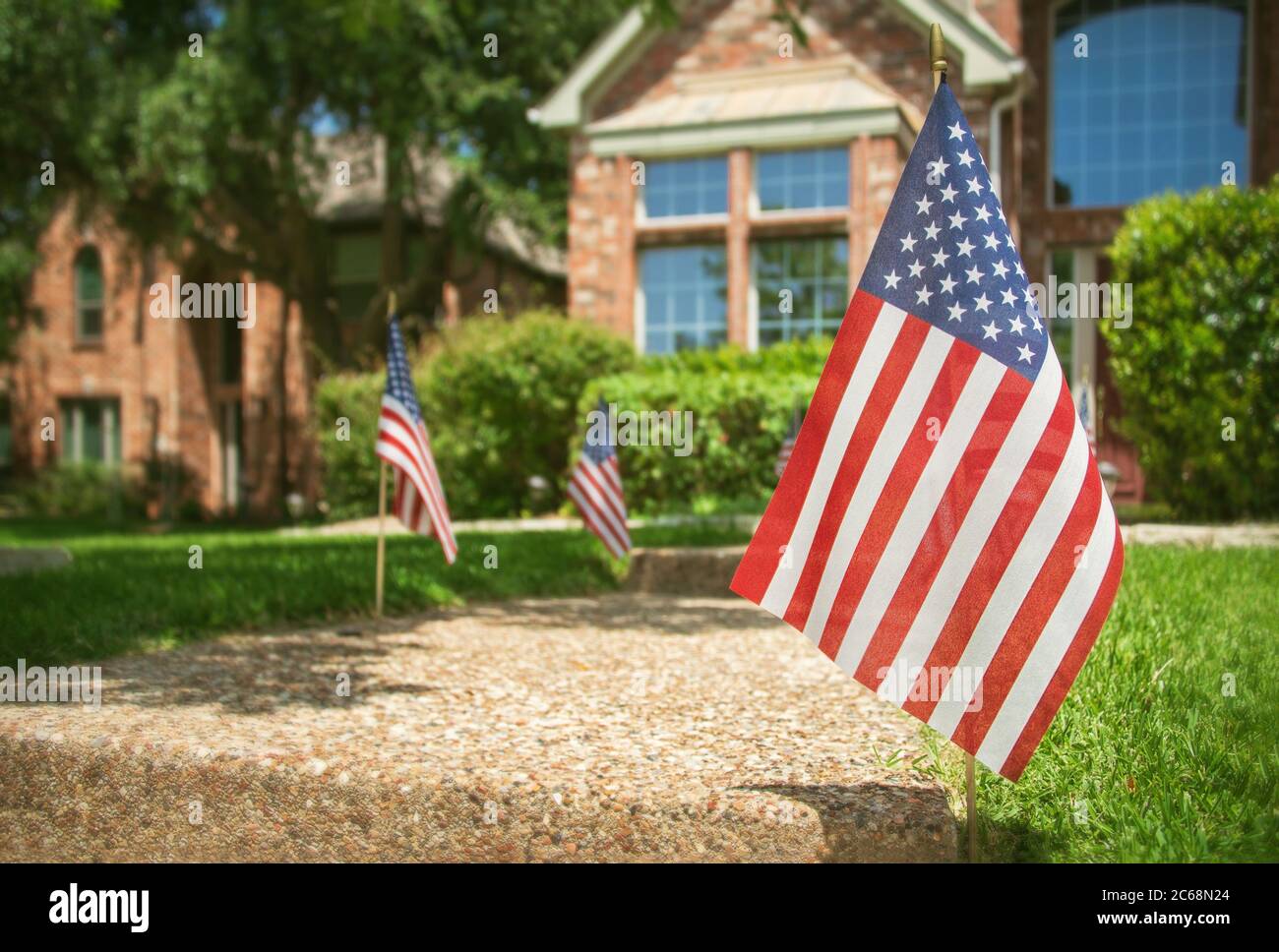 Bandiere americane esposte davanti ad una casa del sud in onore del 4 luglio Foto Stock