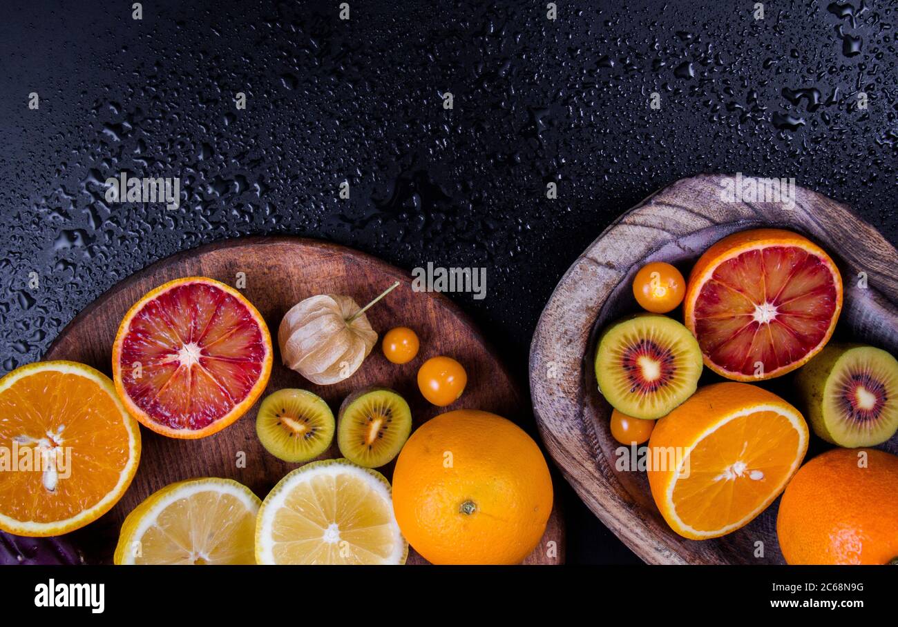 fette di kiwi e limone e arancio dalla vista dall'alto affiancate. Foto Stock