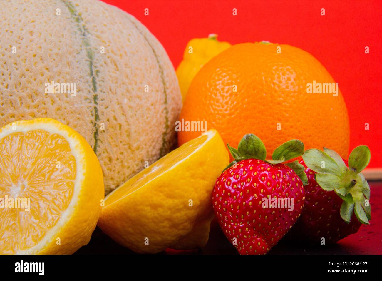 Melone di melone, arance, limoni, fragole e una lanterna cinese. Foto Stock