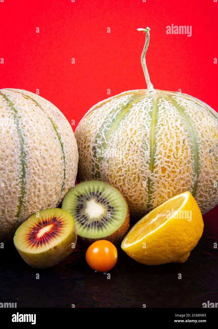 Meloni di melone, kiwi e limoni tritati e una piccola lanterna cinese Foto  stock - Alamy