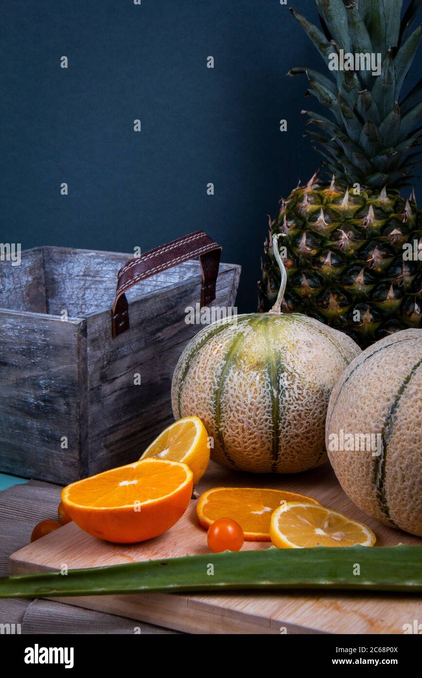 Fotografia di frutta commestibile: Arancio, melone di melone di miele, frutti di lanterna cinesi e una foglia verde di aloe vera. Foto Stock