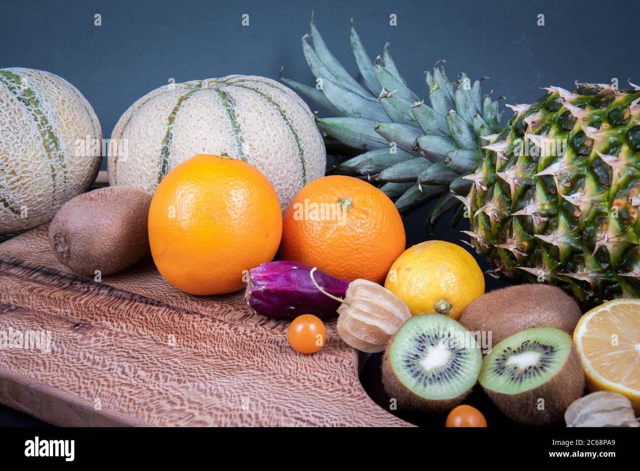 Un'immagine di vari frutti. Melone di melone di miele, ananas, alcuni kiwifruits, arance, limoni, fico di barbaro e alcuni frutti cinesi di lanterna. Foto Stock