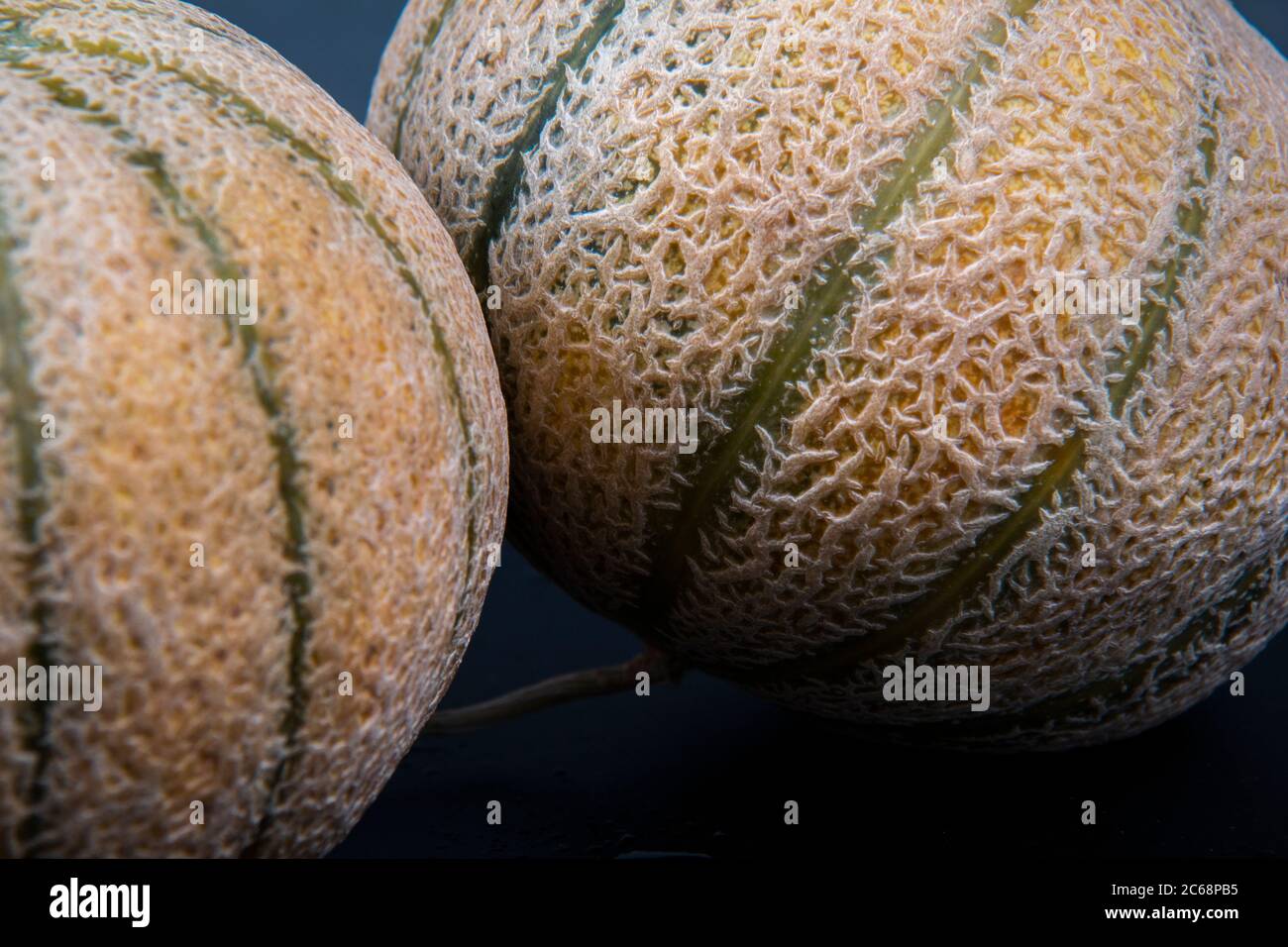 Una vista ravvicinata di due meloni verdi o meloni di rugiada vicini l'uno all'altro. La rugiada in luna di miele è un membro del melone Foto Stock