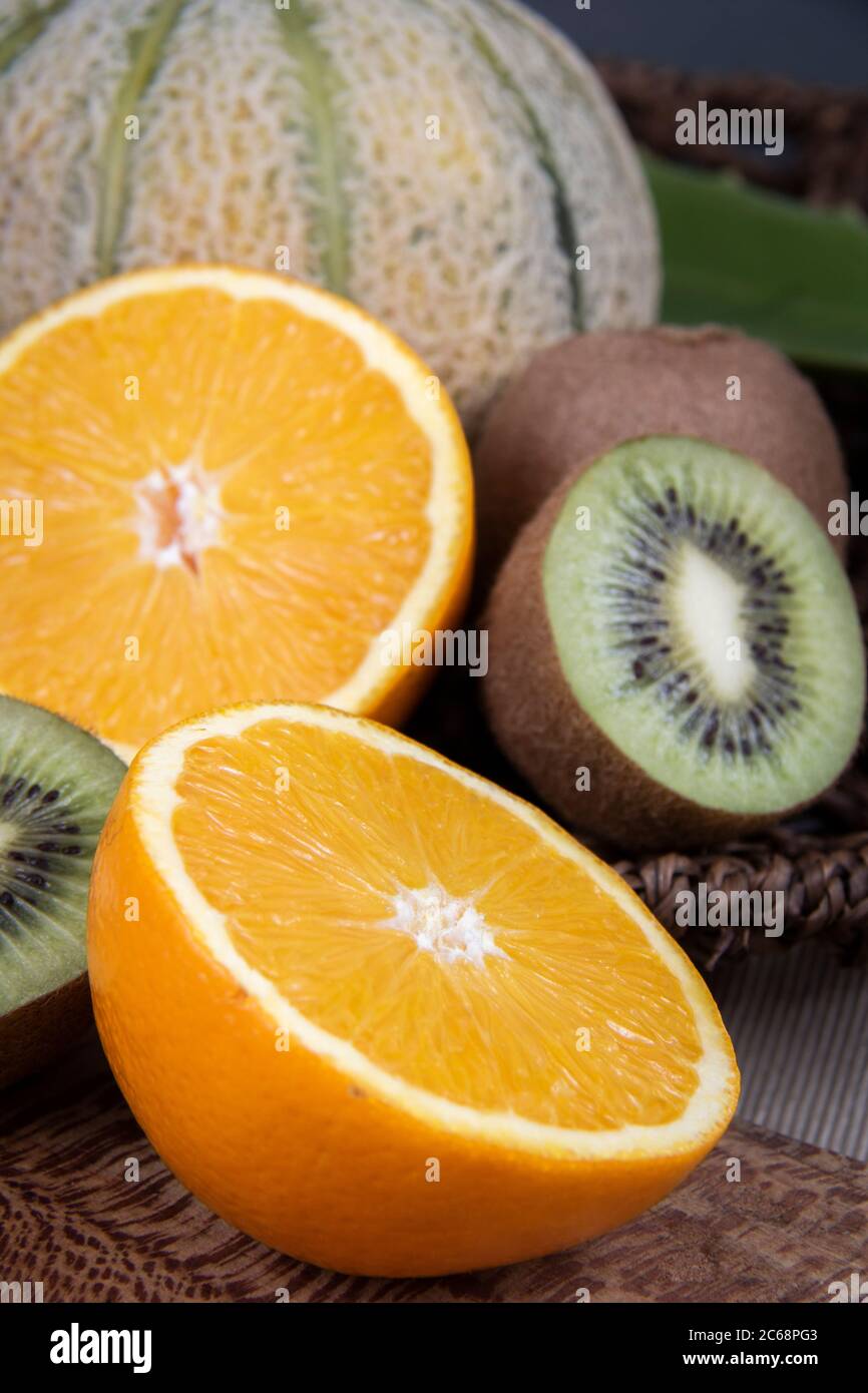 Fotografia di frutta in un cesto di legno. Foto Stock