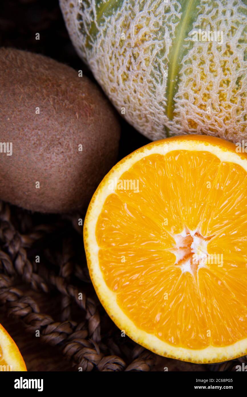 Fotografia di frutta in un cesto di legno. Foto Stock