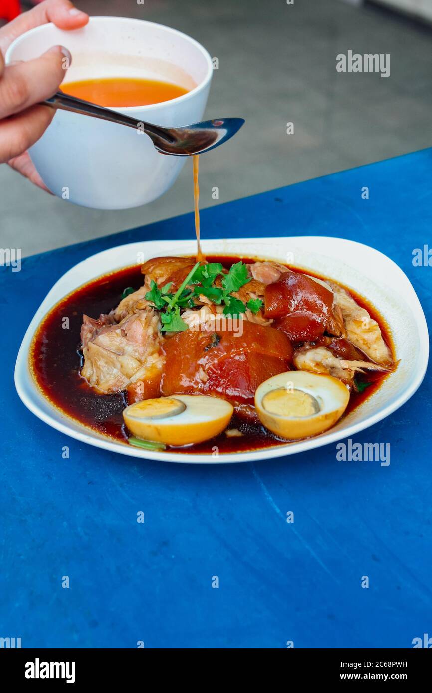 Stottate la coscia di maiale sul riso con uova sode Foto Stock