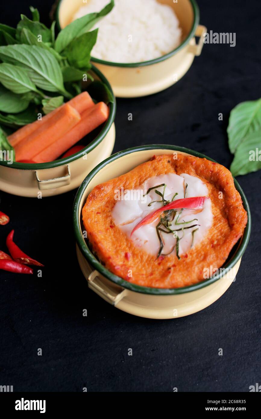 Buon aspetto tailandese al curry di pesce al vapore servito a tiffin Foto Stock