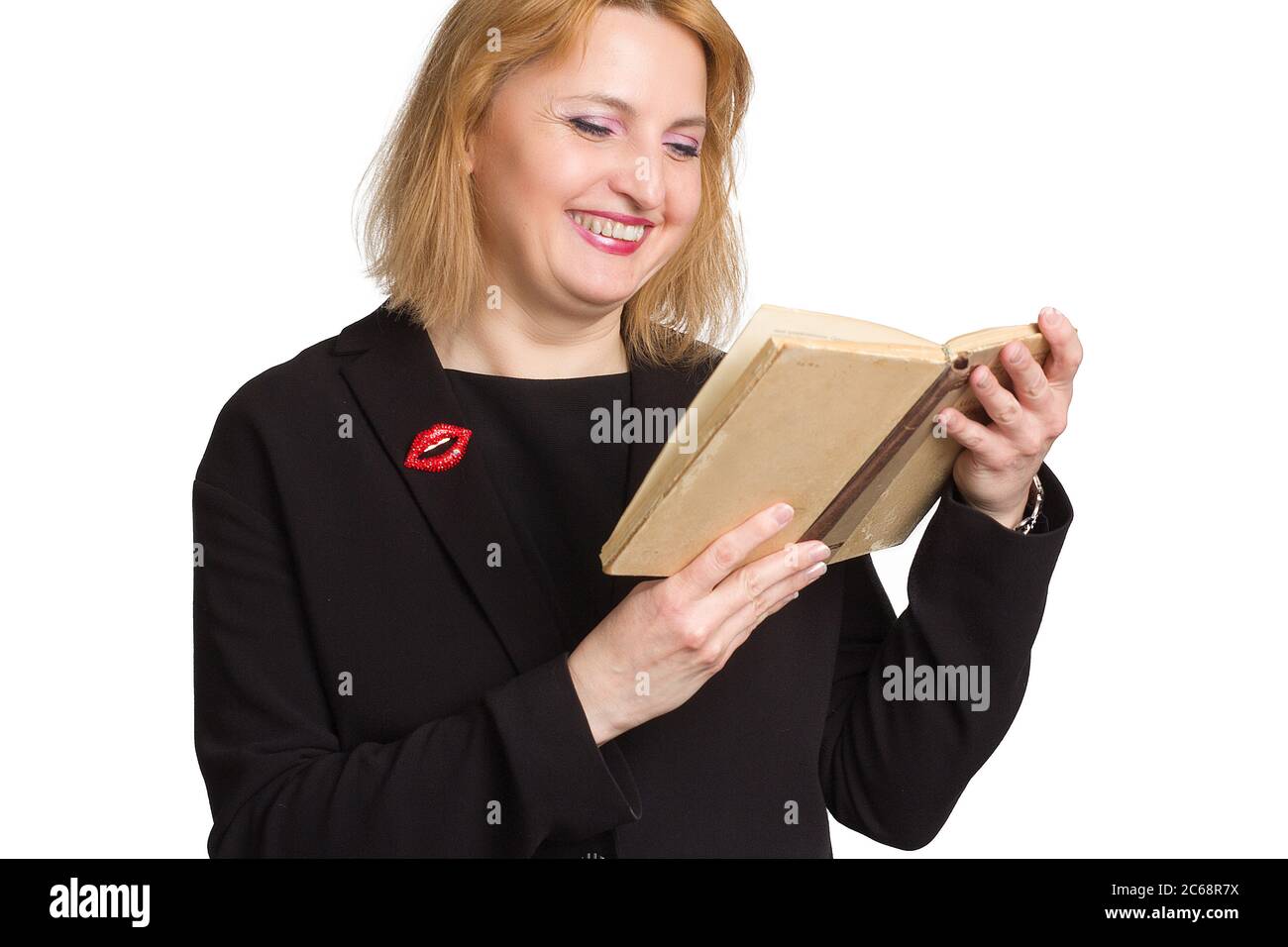 più taglia caucasica donna ufficio. isolato in bianco. legge un libro e ride Foto Stock