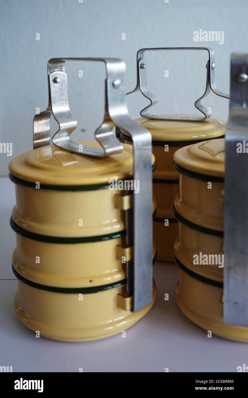 supporti tiffin gialli a 3 piani su sfondo bianco Foto Stock