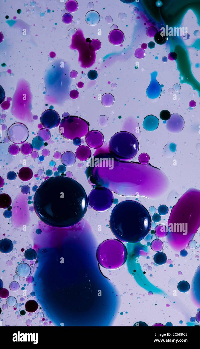 Bolle d'olio nell'acqua. Viola e nero insieme. Foto Stock