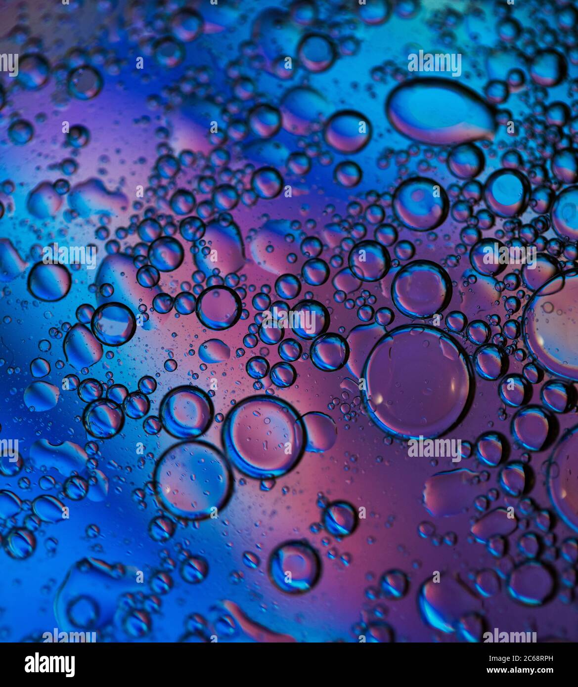 Bolle d'olio nell'acqua. Blu, nero e viola. Foto Stock