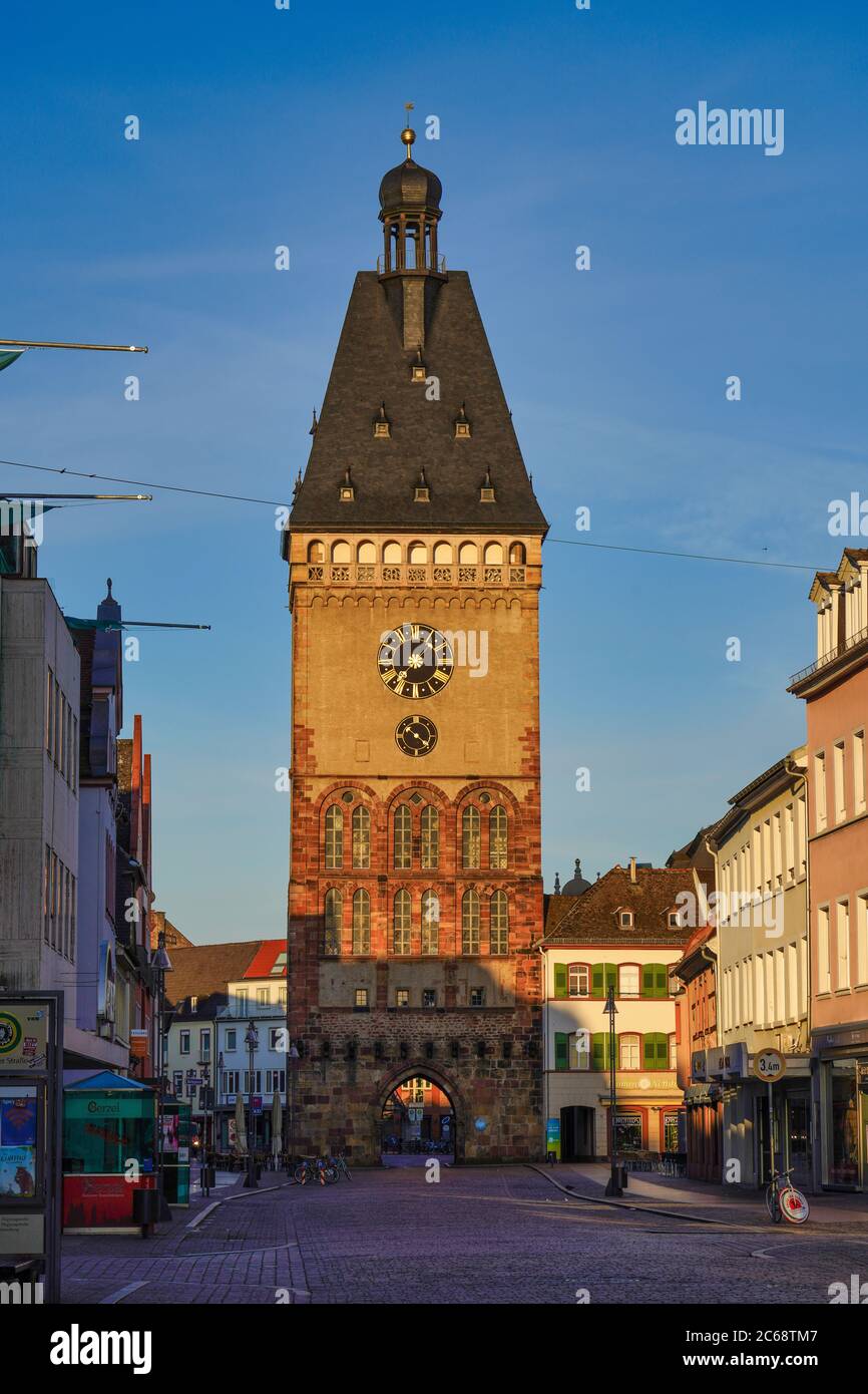 La porta Vecchia di Speyer, in Germania, è la porta medievale della città. E' una delle 68 torri originali nelle mura e nelle porte della città. Foto Stock