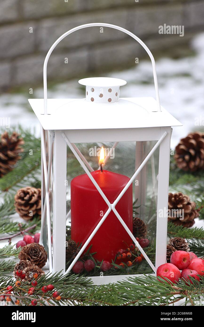 decorazione invernale con lanterna bianca e candela rossa Foto Stock