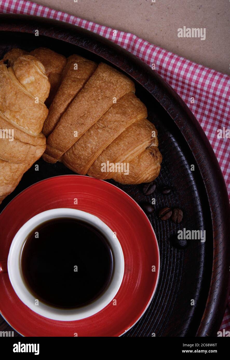 Un perfetto tavolo per la colazione a base di frutta fresca: E arancia, diversi tipi di pane: Croissant, pane al sesamo e pane tostato, marmellata, bastoncini salati, uova Foto Stock