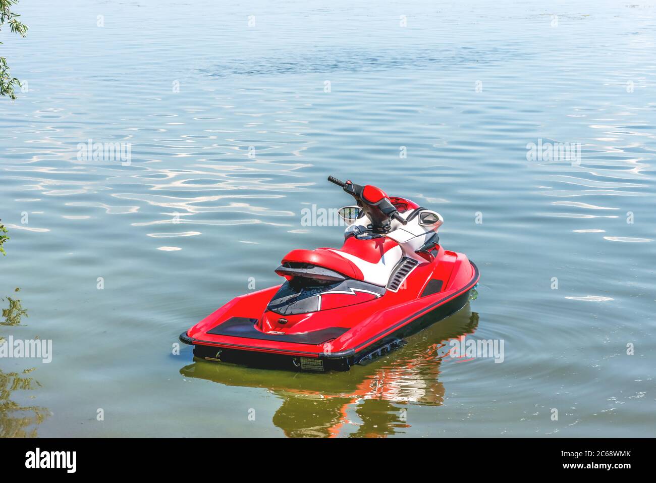 Una moto d'acqua si trova all'inizio del fiume Dnieper, Kiev, Ucraina. Foto Stock