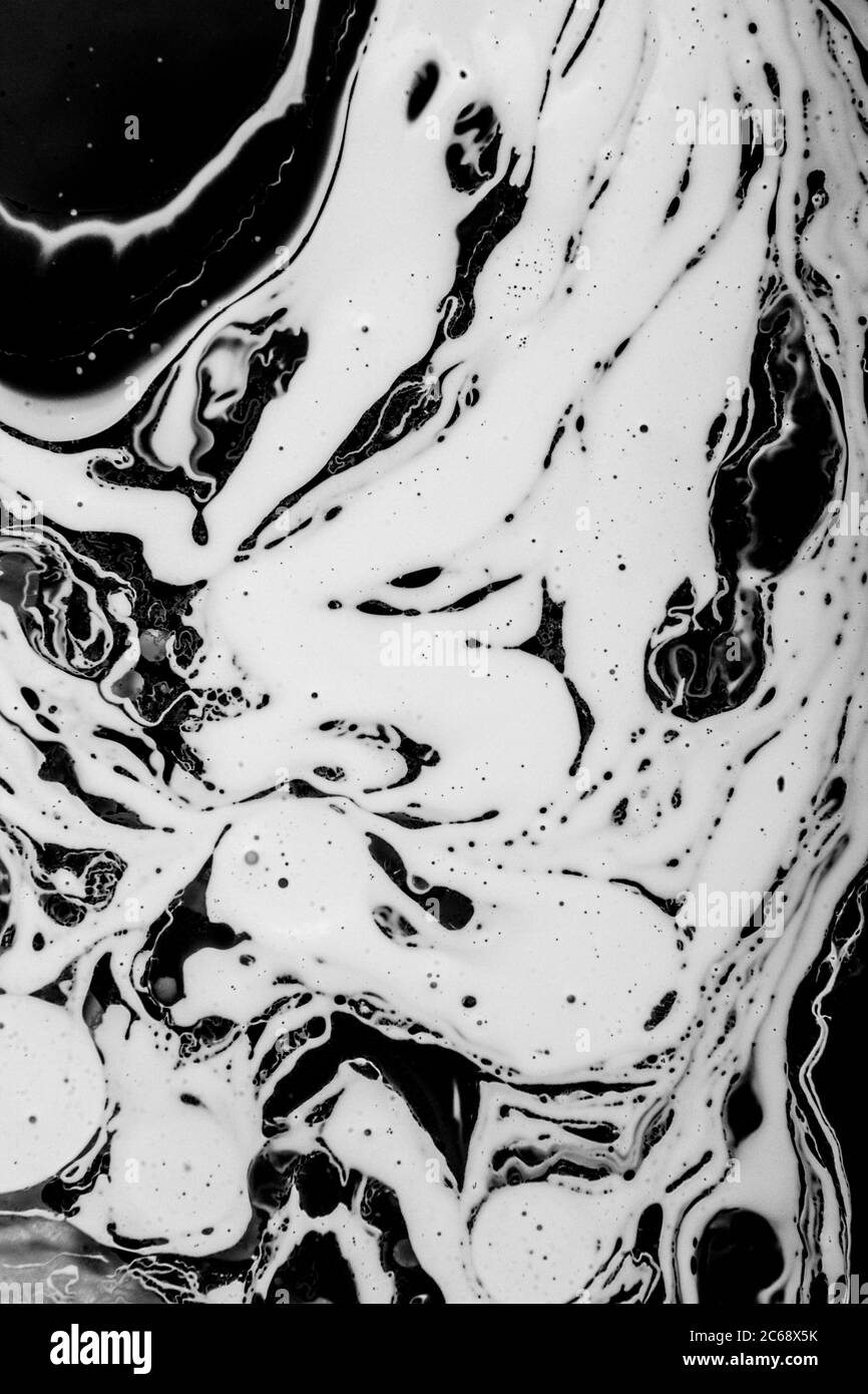 Combinare le vernici a olio. Oli colorati umidi miscelati dall'alto. Foto Stock