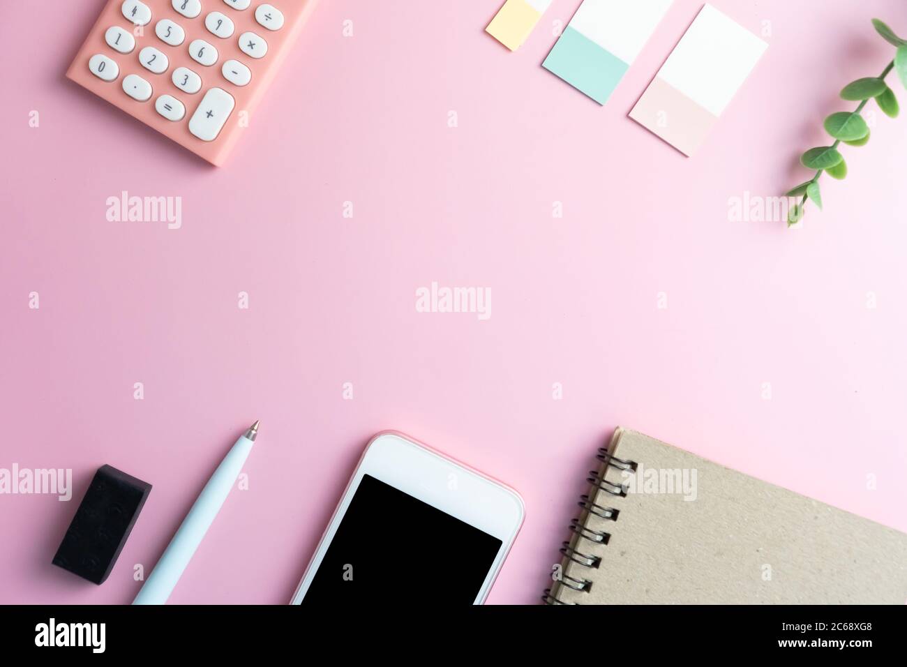 Scrivania da tavolo da ufficio con vista dall'alto e disposizione piatta. Area di lavoro con spazio di copia vuoto, i materiali decorano come cornice su sfondo bianco o color pastello. Foto Stock