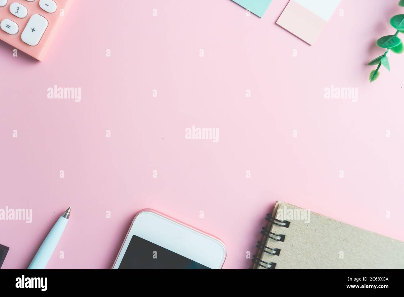Scrivania da tavolo da ufficio con vista dall'alto e disposizione piatta. Area di lavoro con spazio di copia vuoto, i materiali decorano come cornice su sfondo bianco o color pastello. Foto Stock