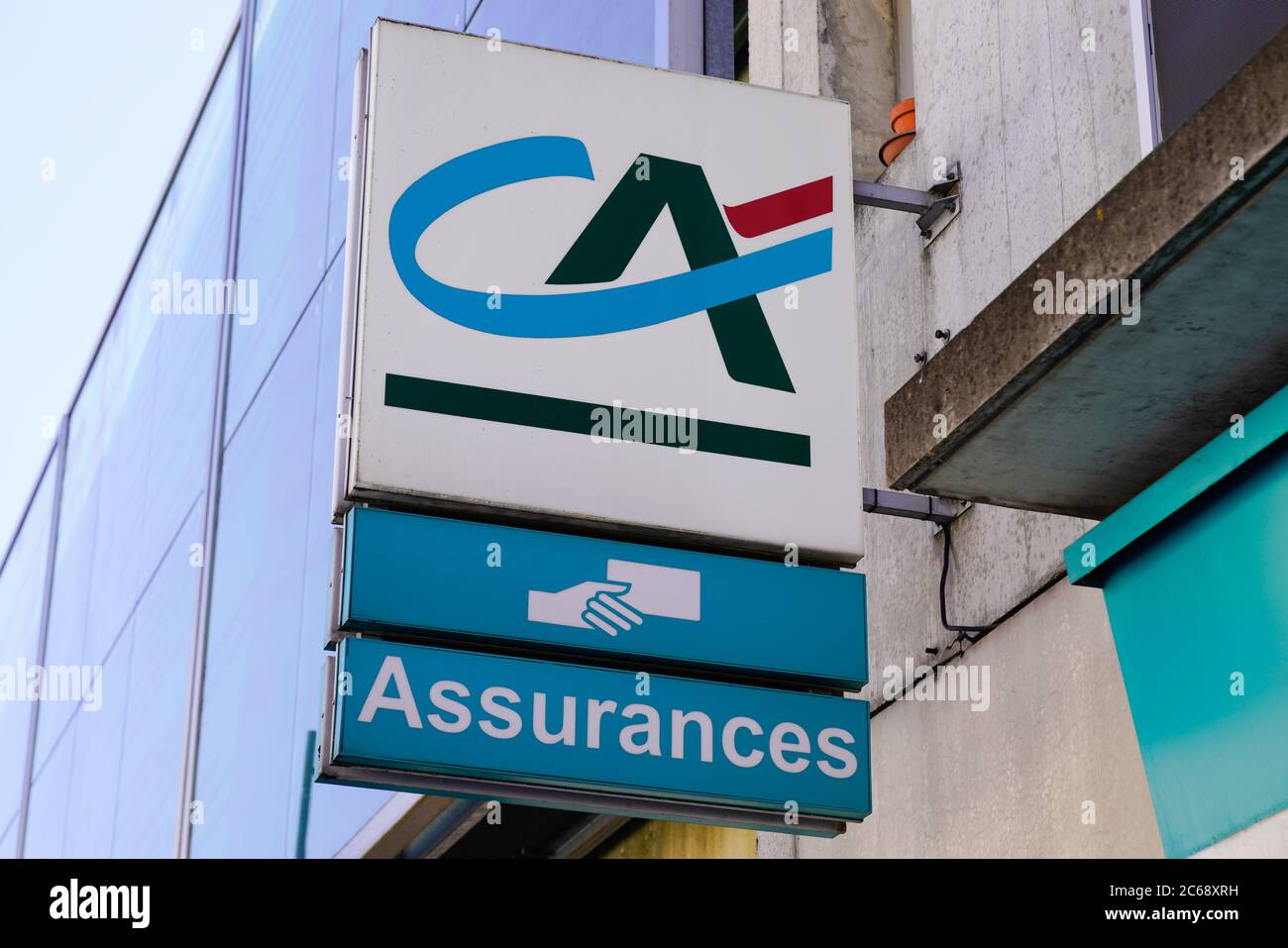 Bordeaux , Aquitaine / Francia - 07 06 2020 : ca assicurazioni segno e logo di agenzia francese assicurazione banca ufficio credito agricole Foto Stock