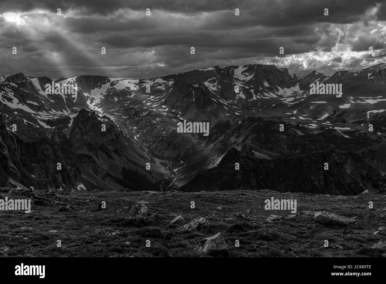 Le montagne e i prati innevati sull'autostrada beartooth, nel Montana, in estate. Foto Stock
