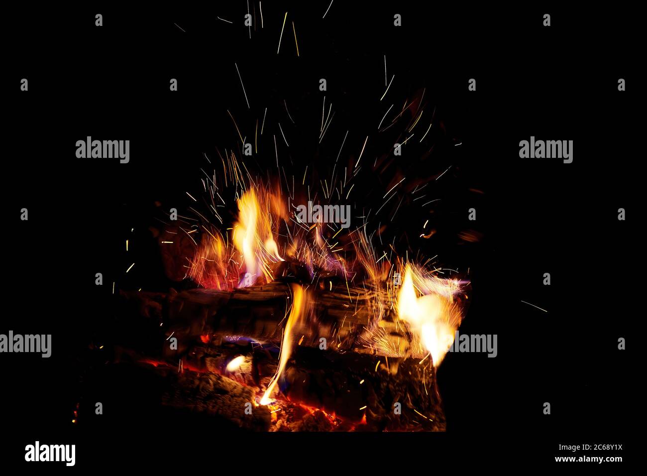 Scintille di legna che brucia in un camino. Riscaldamento invernale a casa. Calore ed energia nel fuoco Foto Stock