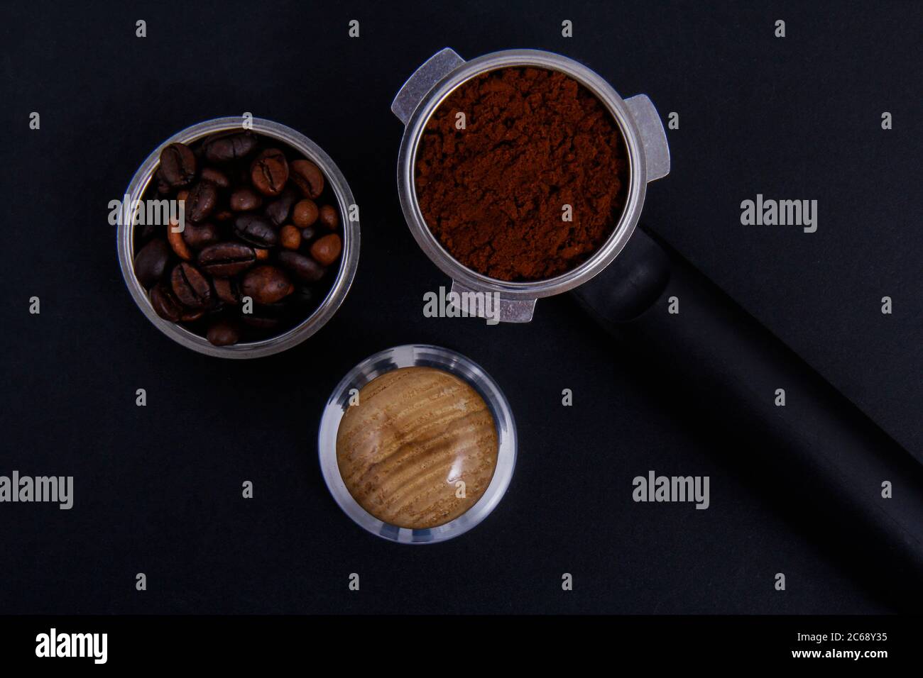 Chicchi di caffè e polvere di caffè nel contenitore e all'esterno insieme. Foto Stock