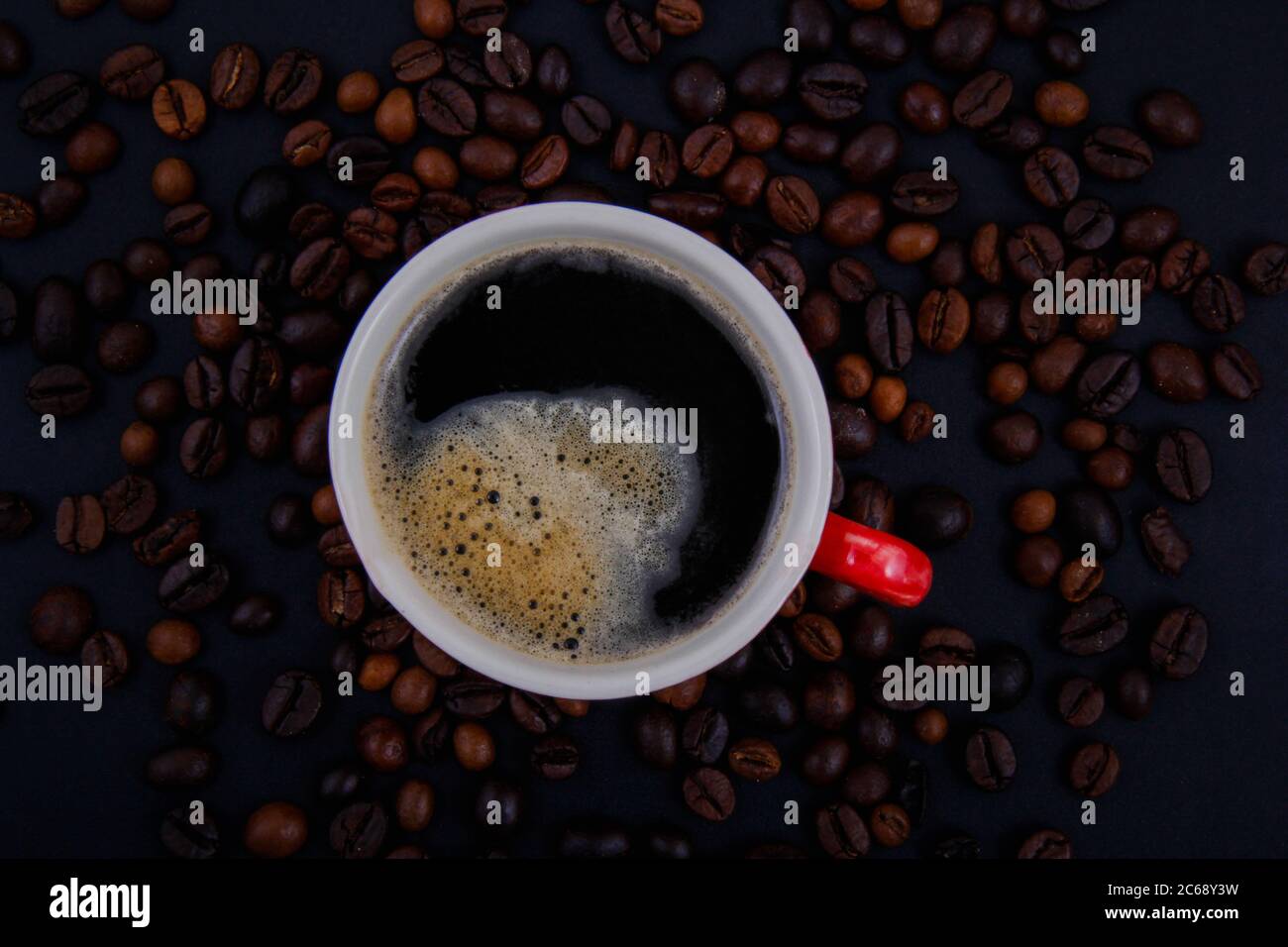Una tazza di caffè e chicchi di caffè. Foto Stock
