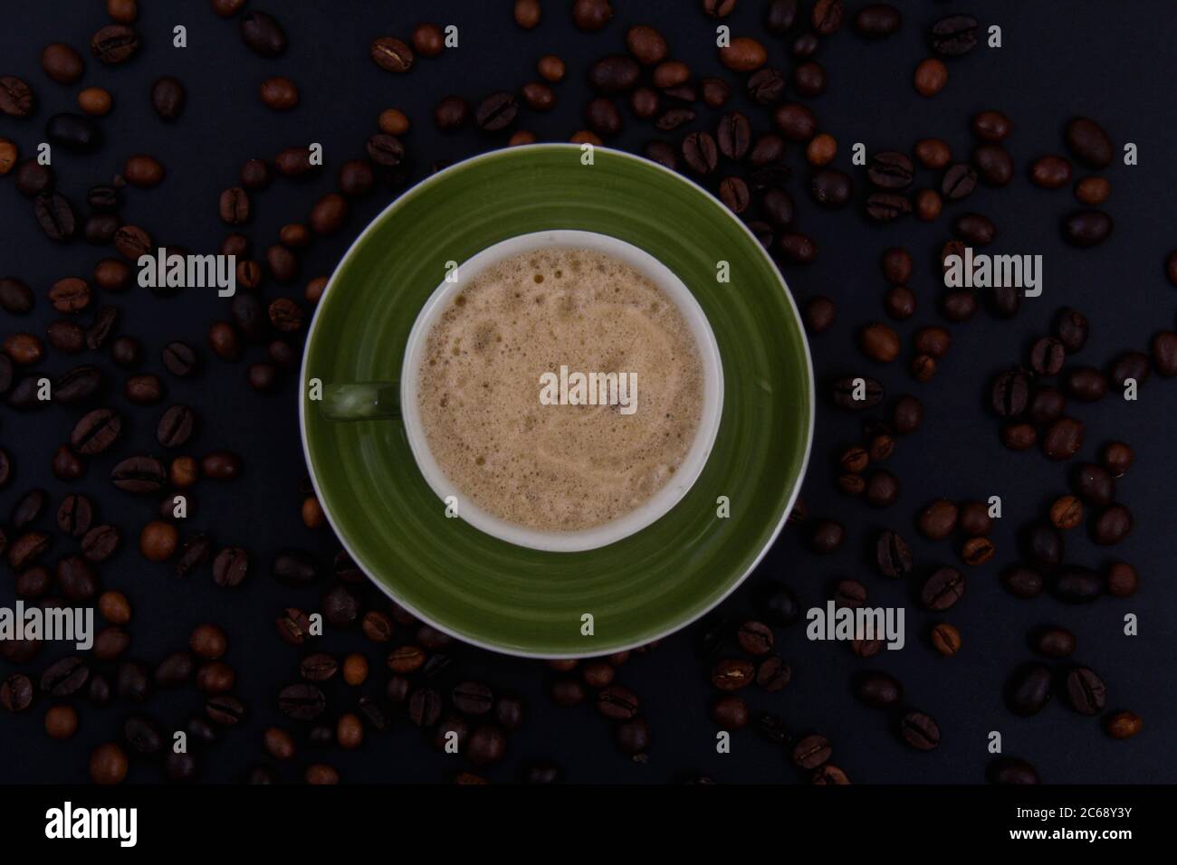 Una tazza di caffè e chicchi di caffè. Foto Stock