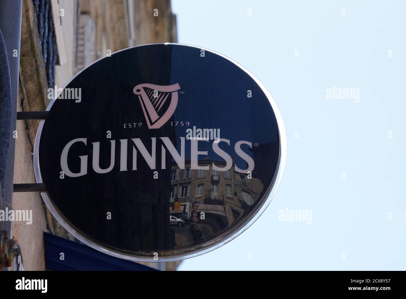 Bordeaux , Aquitaine / Francia - 07 06 2020 : testo del segno della birra guinness e segno del marchio del logo sulla parete edificio ristorante pub bar Foto Stock
