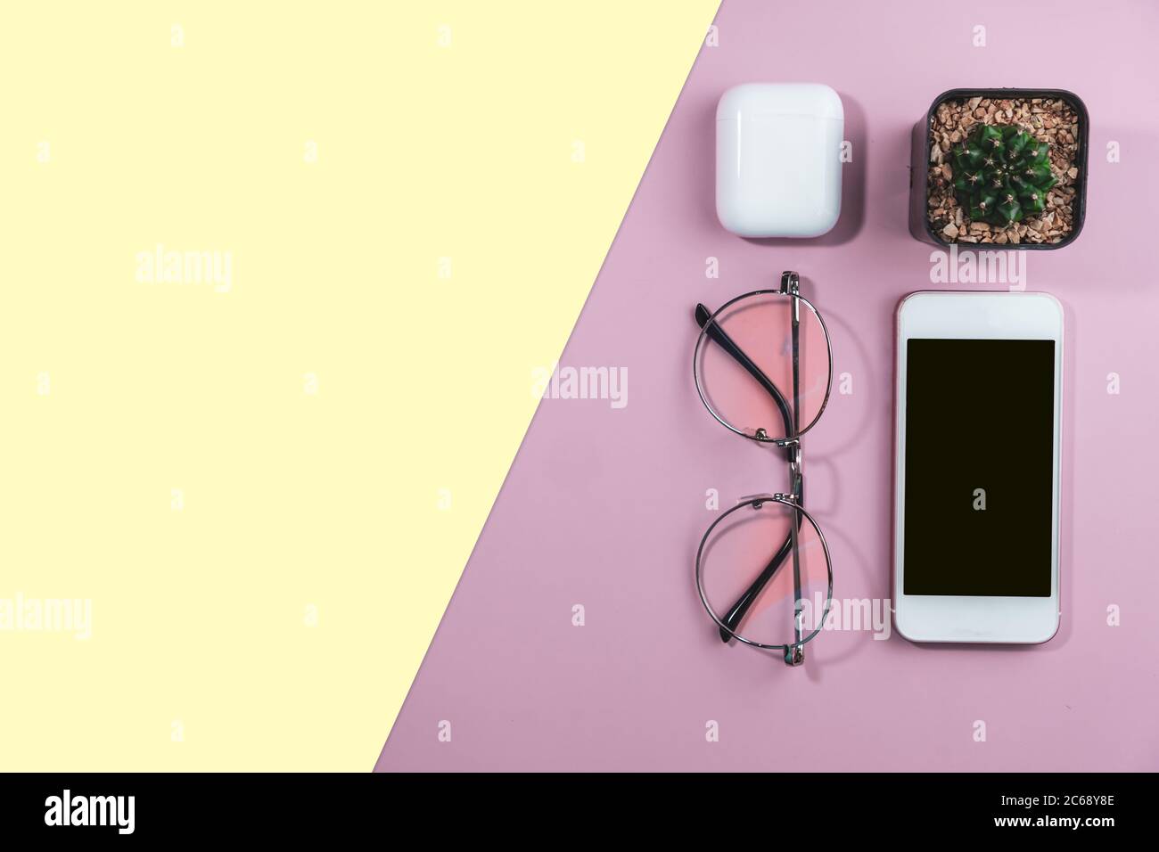 Scrivania da tavolo da ufficio con vista dall'alto e disposizione piatta. Area di lavoro con spazio di copia vuoto, i materiali decorano come cornice su sfondo bianco o color pastello. Foto Stock