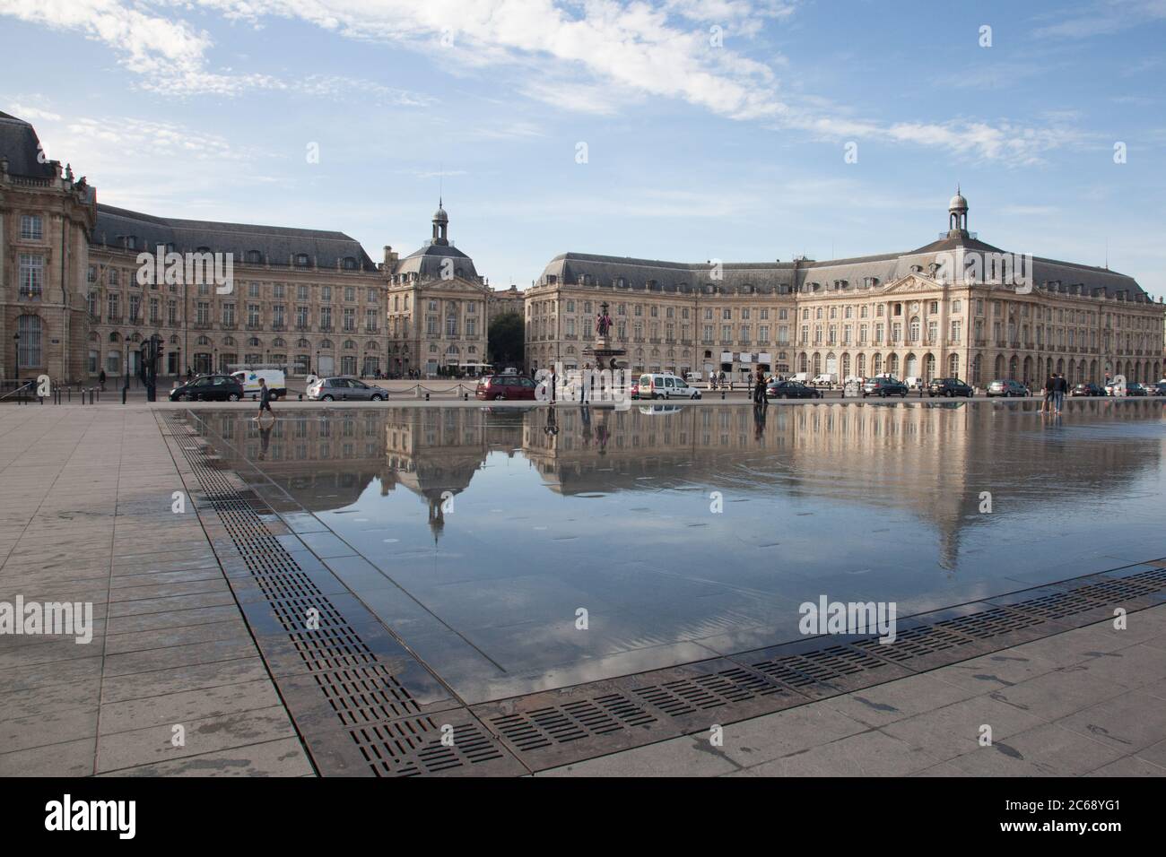 Bordeaux , Aquitaine / Francia - 11 07 2019 : Place de la Bourse Bordeaux che riflette dallo specchio d'acqua nel centro storico della Francia Foto Stock