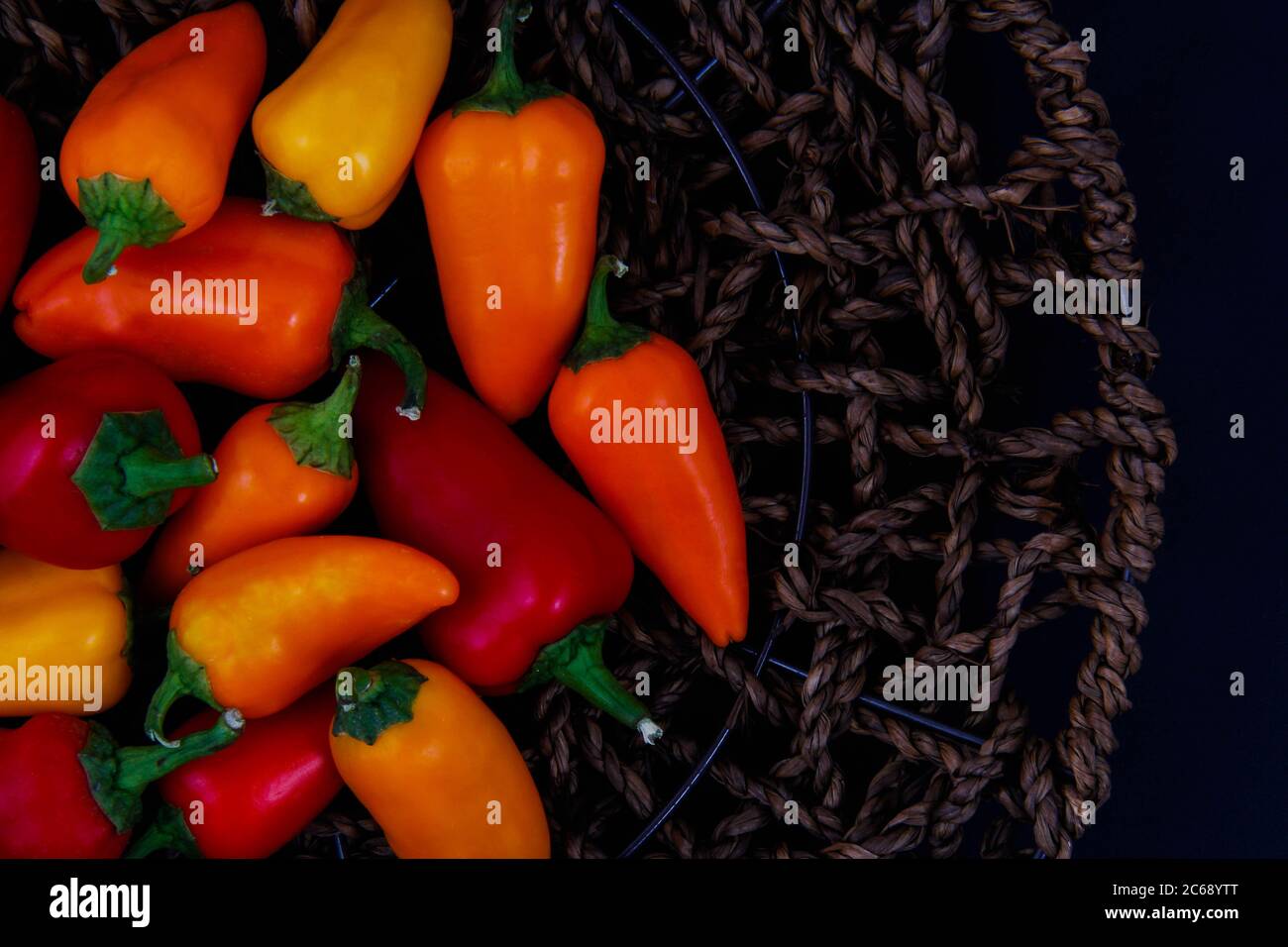 Peperoni rossi e colorati in piccole ciotole. Foto Stock