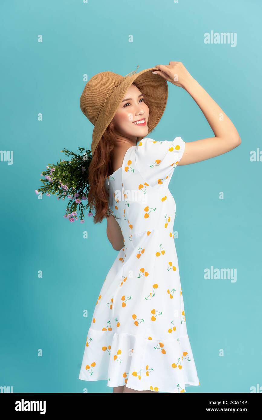 Ragazza in cappello e fiore si presenta con bouquet. Foto Stock