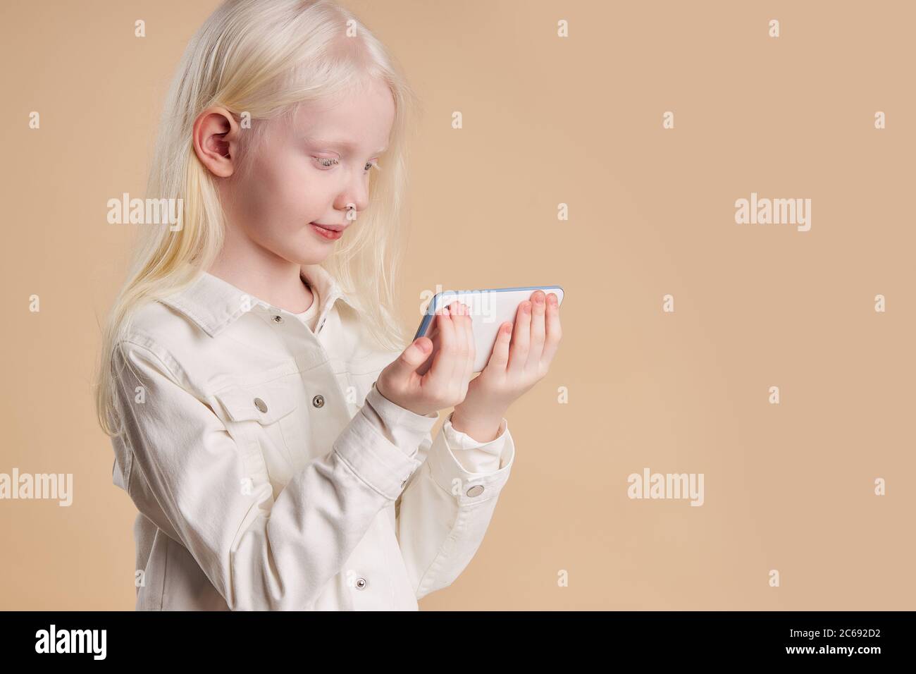 ritratto di attraente albino caucasico ragazza con smartphone bianco,  ragazza con bellezza mozzafiato utilizzare telefono cellulare. perfetta  combinazione di colori Foto stock - Alamy