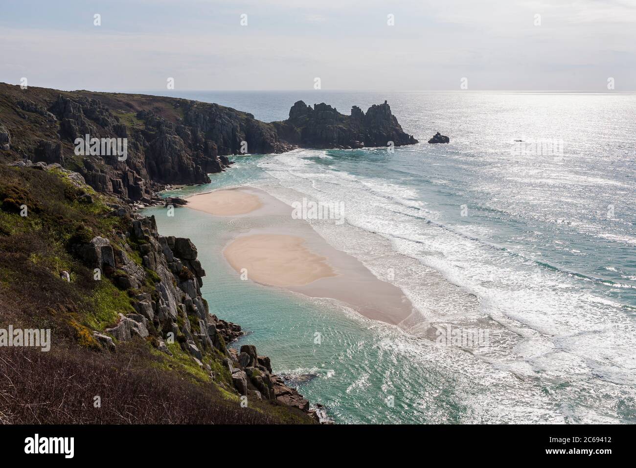 Pedn Vounder Beach e Treryn Dinas, Penwith Peninsula, West Cornwall, Regno Unito, all'inizio della primavera Foto Stock