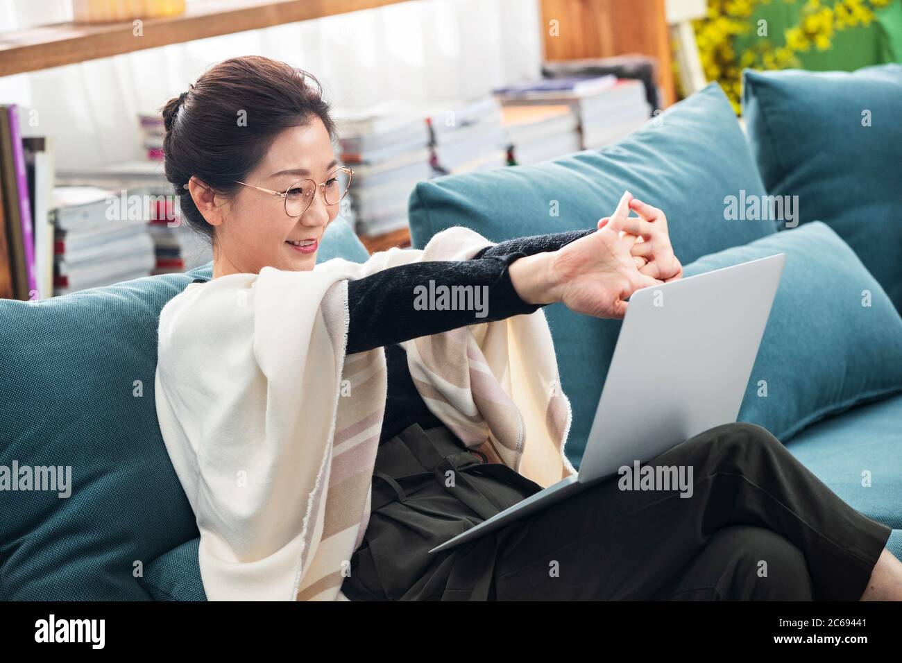 Donne di mezza età e anziane da casa stanco yawn Foto Stock