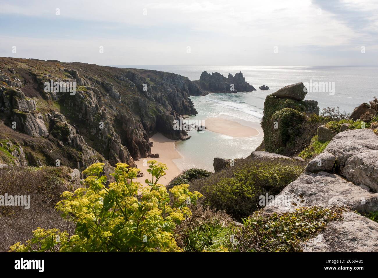Pedn Vounder Beach e Treryn Dinas, Penwith Peninsula, West Cornwall, Regno Unito, all'inizio della primavera Foto Stock