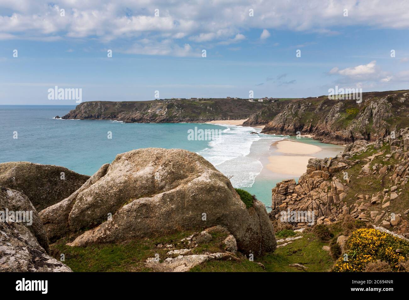 Porthcurno e Pedn Vounder spiagge con Pedn-Men-an-Mere in lontananza, da Teryn Dinas, Penwith Peninsula, West Cornwall, UK Foto Stock