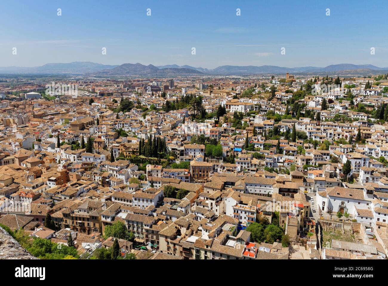 Vista aerea della città di Granada dalla fortezza Alhambra, Andalusia, Spagna. Con catena montuosa sullo sfondo Foto Stock