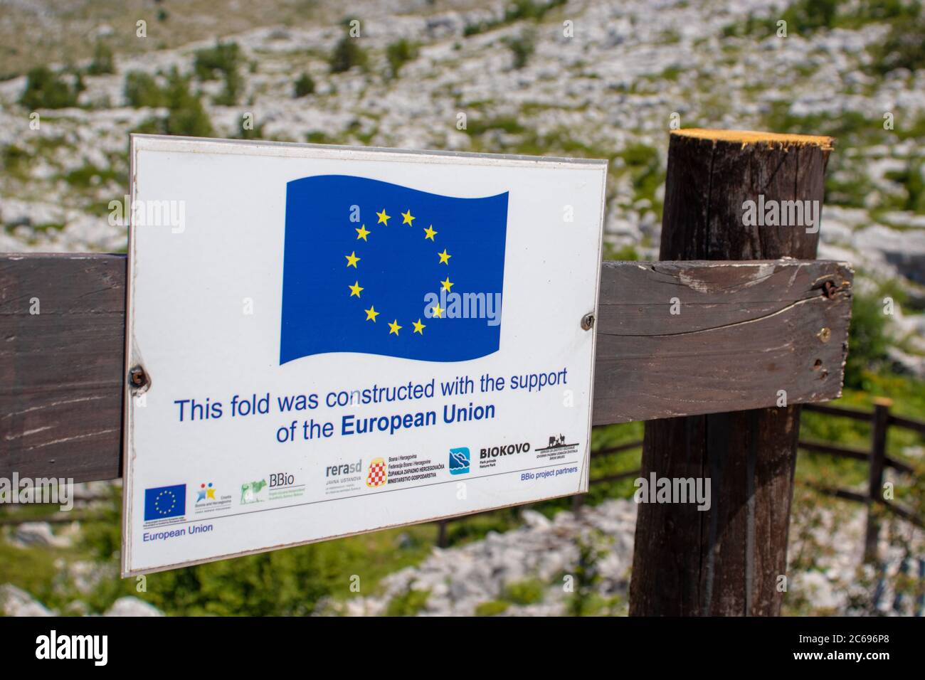 Segnale che indica che la zona è stata costruita utilizzando i fondi forniti dall'Unione europea Foto Stock