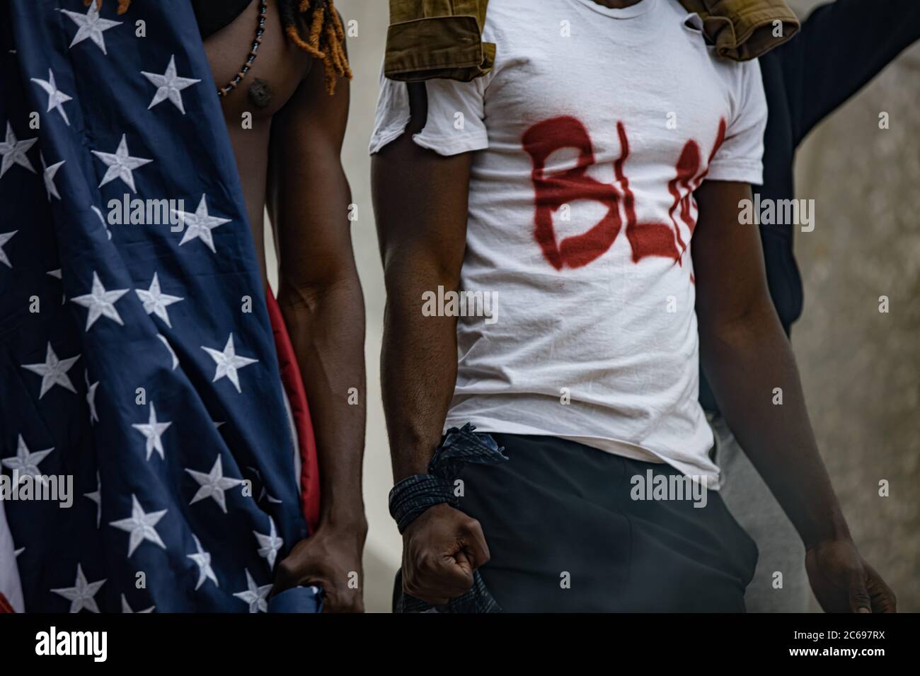 Foto ritagliata di gente nera che regge bandiera americana durante la protesta, BLM Concept. Anti-razzismo Foto Stock