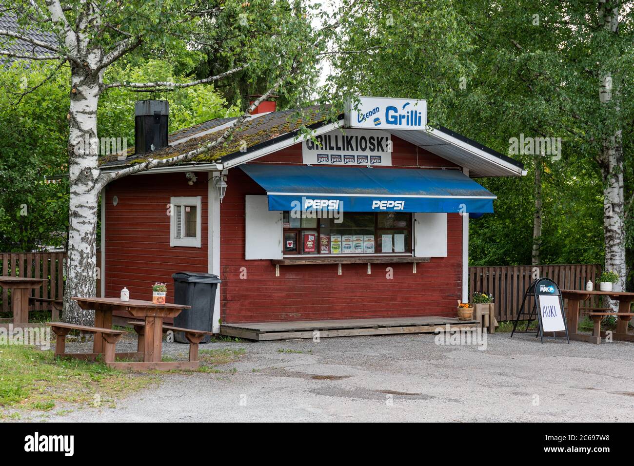 Leenan Grilli, chiosco in legno che vende piatti da asporto e fast food ad Orivesi, Finlandia Foto Stock