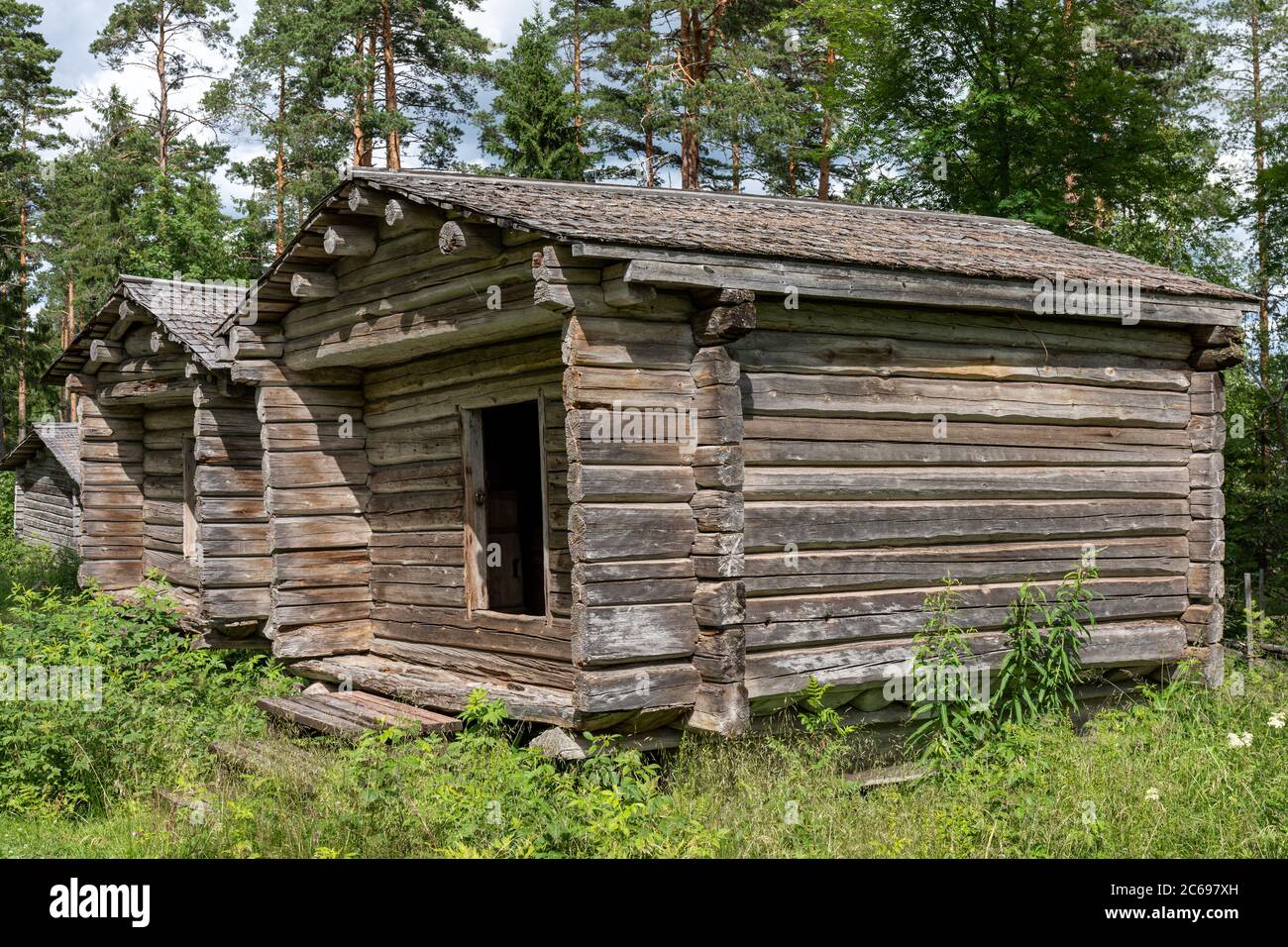 Antichi magazzini agricoli in legno a Paltamäki Museo di Storia locale all'aperto di Orivesi, Finlandia Foto Stock