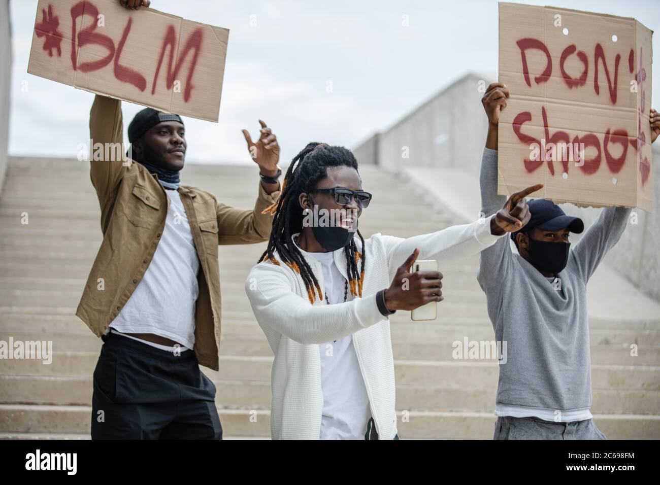 I neri di tutto il mondo si sono mostrati per i raduni che hanno dimostrato la loro solidarietà con il movimento Black Lives Matter, e vogliono essere ascoltati, combattere con Foto Stock