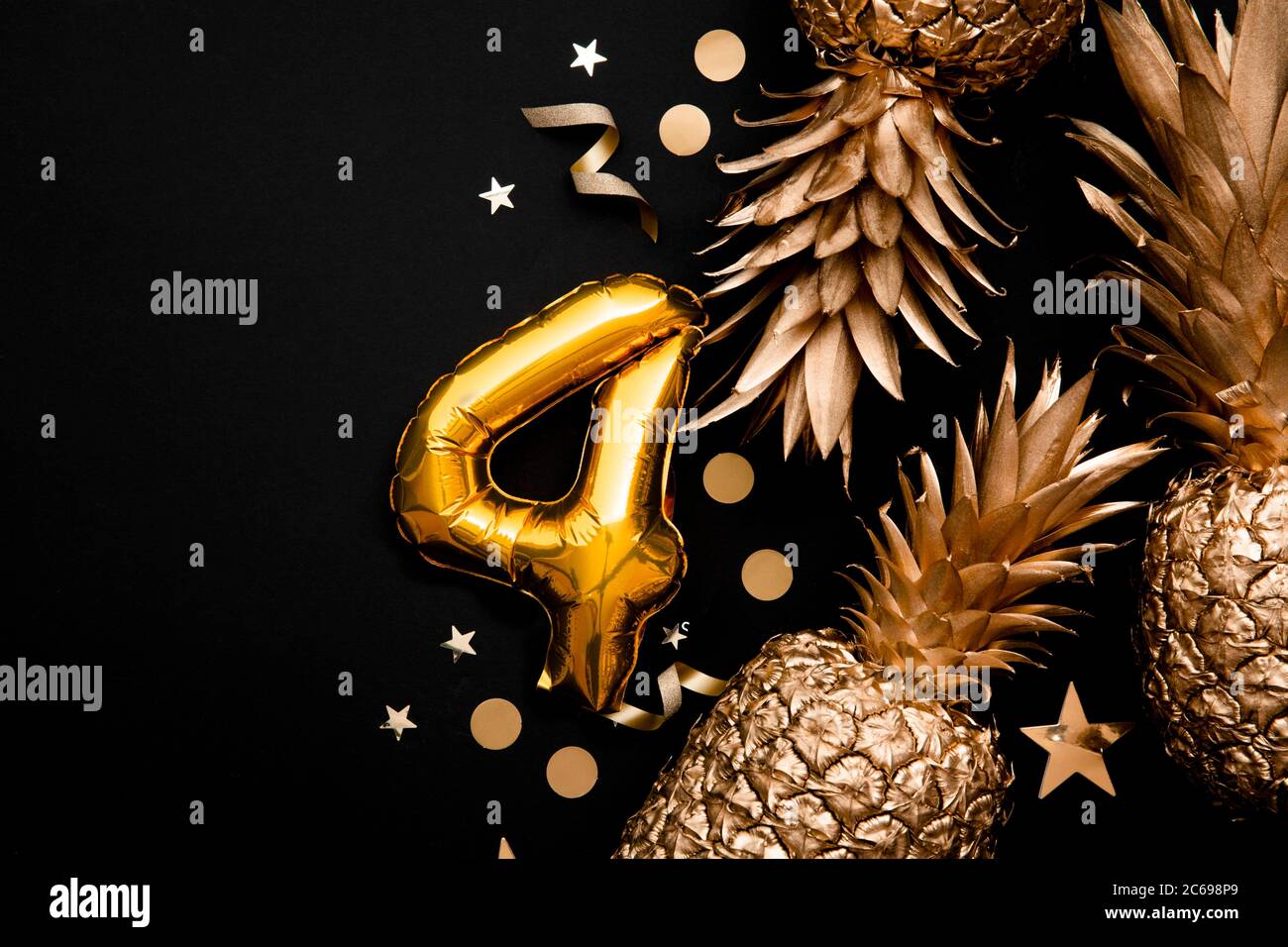 4 ° compleanno celebrazione sfondo con palloncini d'oro e ananas dorati Foto Stock